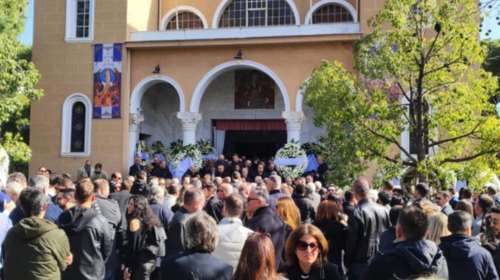 Συγκίνηση στο τελευταίο αντίο στον Γιώργο Γεράρδο, ιδρυτή του Πλαισίου: Τα συγκλονιστικά λόγια του γιου του