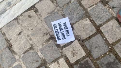 Aντισημιτικές αφίσες και τρικάκια μίσους για τους Ισραηλινούς τουρίστες στους δρόμους της Αθήνας - Το σχόλιο Σάκη Μουμτζή