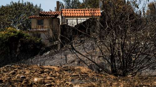 Βελτιώνεται η εικόνα της πυρκαγιάς στα Γεράνεια - Κυβερνητικό κλιμάκιο στο Αλεποχώρι την Κυριακή