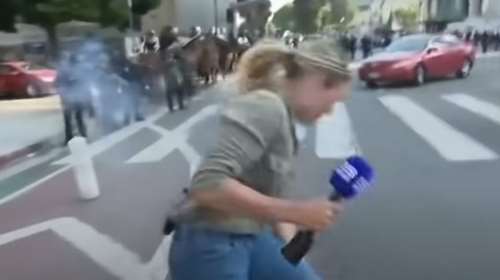 Λος Αντζελες: Η στιγμή που δημοσιογράφος δέχεται on air πλαστική σφαίρα κατά τη διάρκεια των διαδηλώσεων