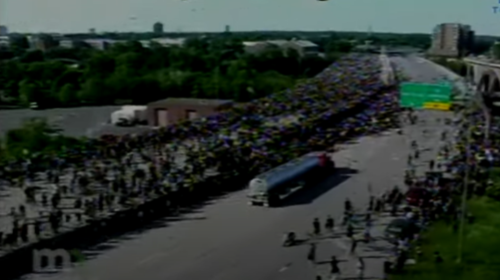 ΗΠΑ: Οδηγός απείλησε με τόξο διαδηλωτές και του επιτέθηκαν - Βυτιοφόρο παραλίγο να πέσει πάνω σε κόσμο