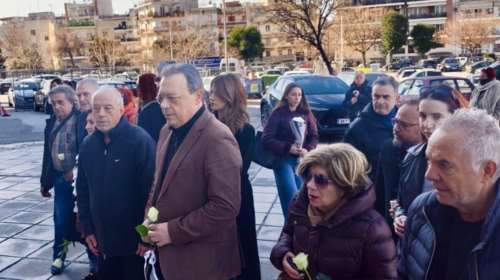 Στο γήπεδο του ΠΑΟΚ  ο Σωκράτης Φάμελλος: Aφησε ένα λευκό τριαντάφυλλο για τους νεκρούς οπαδούς του δικέφαλου