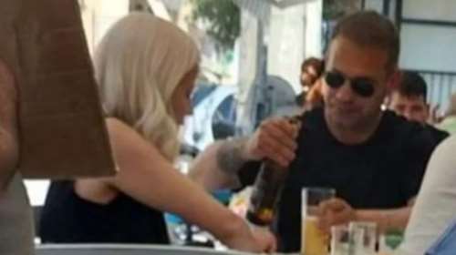 Ντέμης Νικολαΐδης: Τα καυτά φιλιά με γοητευτική ξανθιά σε ταβέρνα - Δεν είναι η Κατερίνα Παναγοπούλου [εικόνες]