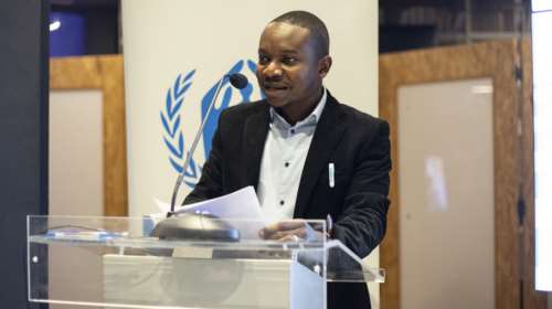 Η μυθιστορηματική ζωή του Ζυλιέν: Από πρόσφυγας στα παγκάκια της Αθήνας, πρώτος στο πανεπιστήμιο και τώρα επιχειρηματίας