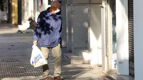 Χανιά: Βγήκε θετικός στον κορονοϊό και κυκλοφορούσε με τη μάσκα στο... πηγούνι