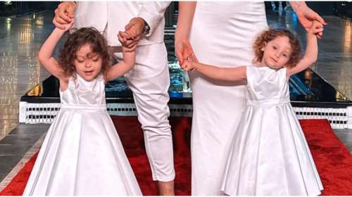 Dubai beach days: Η Αριάνα και η Φιλίππα Τανιμανίδη με τα μαγιό τους σε παραλία στο Ντουμπάι