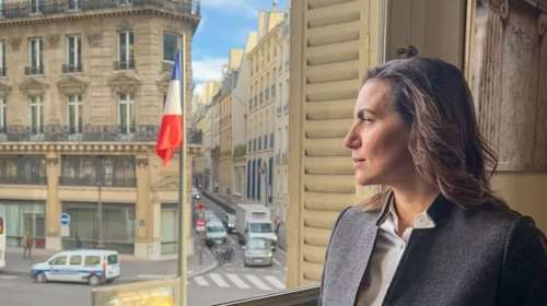 Όλγα Κεφαλογιάννη: Με βελούδινο πανωφόρι στους δρόμους του Παρισιού