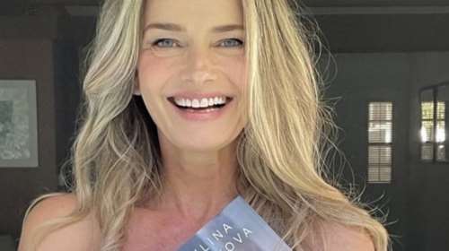 Η Πολίνα Πορίτζκοβα στα 57 της φωτογραφίζεται με γυμνό στήθος και αποθεώνεται