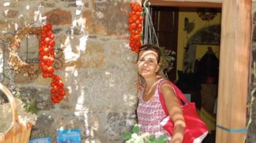 Ψευτοϊερέας - &quot;Δεν την άφηνε ήσυχη, συνέχεια την ενοχλούσε. Ήθελε λεφτά&quot;: Ξεσπούν μητέρα και κόρη καρκινοπαθούς που έστειλε 200.000 ευρώ