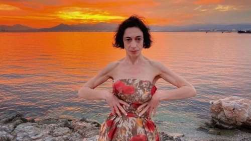 Όπως δεν την έχουμε ξαναδεί: Η Έλενα Τοπαλίδου με ξανθό καρέ και ασημί metallic κορμάκι