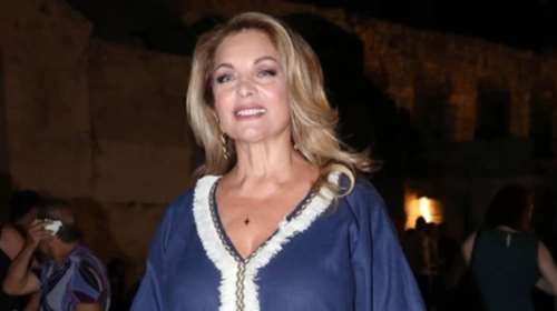Άντζελα Γκερέκου: Εντυπωσιακή με μπλε καφτάνι στο Ηρώδειο -  Απόλαυσε επί σκηνής την κόρη της Μαρία