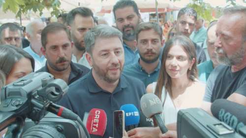 Στιγμιότυπα από την περιοδεία Ανδρουλάκη στην Κρήτη - Κονβόι με αυτοκίνητα, κόρνες και σημαίες ΠΑΣΟΚ [βίντεο]