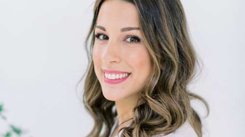 Έλλη Παρασκευοπούλου: Βρίσκει για εμάς τη χρωματική παλέτα που μας αναδεικνύει και της χρωστάμε κάτι από τη λάμψη μας