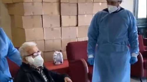 Χανιά: Ηλικιωμένος 106 ετών, ο πρώτος που εμβολιάσθηκε στο δημοτικό γηροκομείο [Βίντεο]