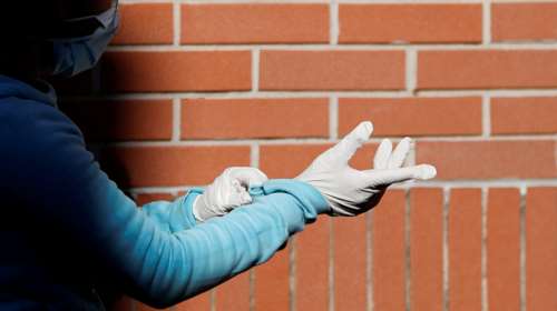 Ο μεγαλύτερος παραγωγός ιατρικών γαντιών στον κόσμο αδυνατεί να καλύψει την αυξημένη ζήτηση