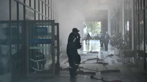 Συναγερμός στην Πυροσβεστική: Πυρκαγιά σε υπόγειο κτιρίου στη Σταδίου όπου στεγάζεται τράπεζα [Εικόνες]