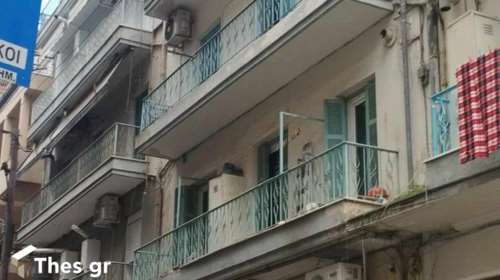 Οικογενειακό δράμα στη Θεσσαλονίκη: Γυναίκα βρέθηκε νεκρή σκεπασμένη με κουβέρτες και αυτοσχέδιο σταυρό