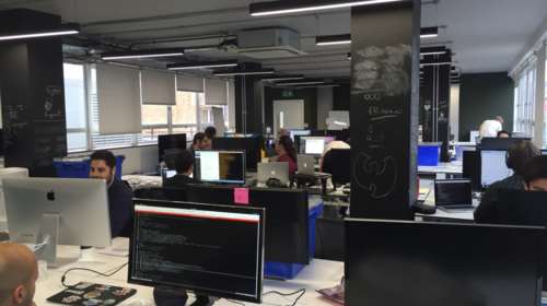 Το Twitter ανακοίνωσε πως οι υπάλληλοί του μπορούν να δουλεύουν για πάντα από το σπίτι