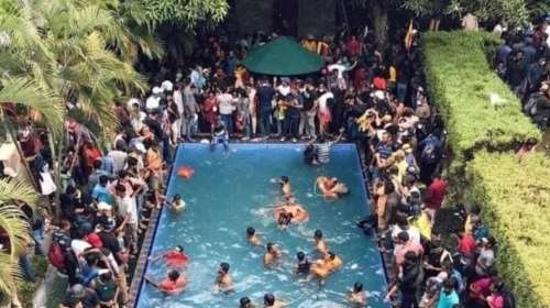 Viral: Διαδηλωτές εξερευνούν και κάνουν...βουτιές στο λεηλατημένο Προεδρικό Μέγαρο της Σρι Λάνκα [Βίντεο-Εικόνες]