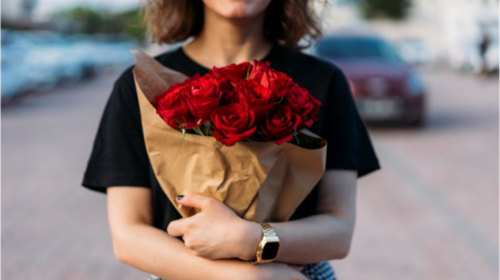 Ποια είναι η ιστορία του Αγίου Βαλεντίνου και πώς συνδέεται με τους ερωτευμένους;