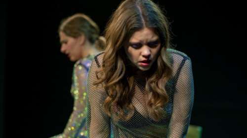 Το τολμηρό κουίρ παραμύθι που συγκλόνισε το κοινό της Αθήνας επιστρέφει για λίγες παραστάσεις