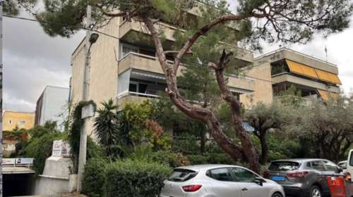 Πλειστηριασμοί: Ποια είναι τα &quot;επώνυμα&quot; σφυριά σε Βουλιαγμένη και Γλυφάδα