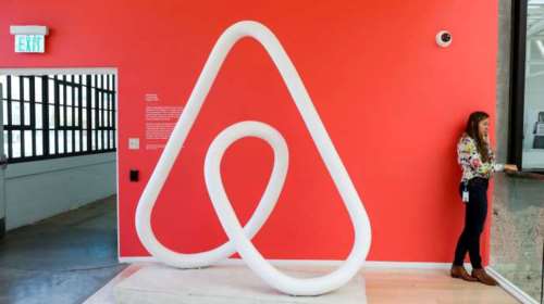 AirBnB: Σύγκρουση ιδιοκτητών ακινήτων και ξενοδόχων για την ενοικίαση υπογείων, πάρκινγκ και... στάβλων ως σπιτιών
