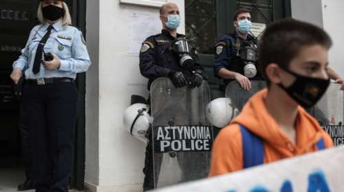 Ελεύθερος ο 14χρονος μαθητής που κρατήθηκε στην ΓΑΔΑ: Γιατί έμεινε 4 ημέρες στο κρατητήριο