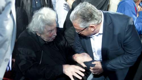 Άρθρο Κουτσούμπα για Μίκη Θεοδωράκη: Μας άφησε σβήνοντας τις λεπτομέρειες και κρατώντας τα "Μεγάλα Μεγέθη", τη σημαία του ΚΚΕ