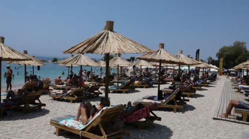 &quot;Καίνε&quot; και οι ξαπλώστρες στις παραλίες της Αττικής: Από 40 ευρώ για μια βουτιά τις καθημερινές [Βίντεο]