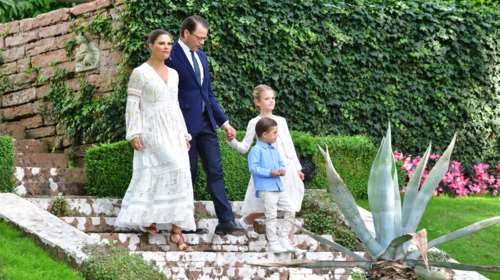 Πριγκιπισσα Βικτώρια: Φόρεσε το πιο όμορφο καλοκαιρινό φόρεμα στον κήπο του κάστρου για τα γενέθλιά της [Εικόνες]