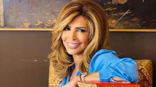 Η Μιμή Ντενίση με μαύρο πουκάμισο με παγιέτες και μπροκάρ παντελόνι στην εβδομάδα μόδας της Αθήνας