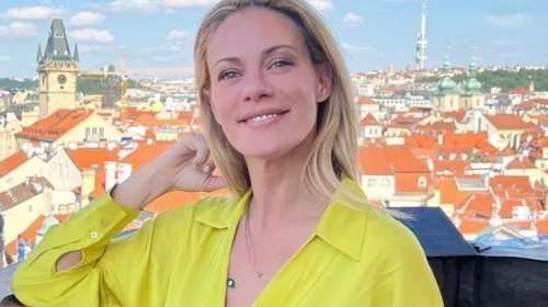 Η Ζέτα Μακρυπούλια στην παραλία: Ποζάρει με μαγιό και μας δείχνει τα ατελείωτα πόδια της