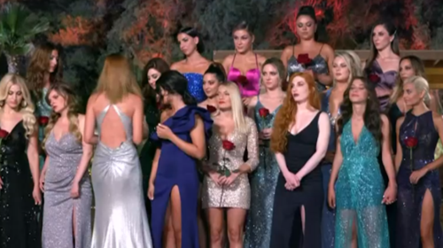 &quot;The Bachelor&quot; | Επεισοδιακή η πρώτη Τελετή των Ρόδων! Αυτή η παίκτρια αποχωρεί από τη βίλα