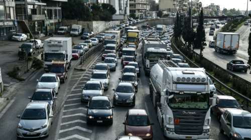 Μποτιλιάρισμα στην Αθηνών - Λαμίας: Ανατροπή νταλίκας στη Λυκόβρυση