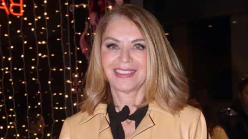 Η Έλλη Στάη με πράσινο βελούδινο κοστούμι: Θα τολμούσες να το φορέσεις;