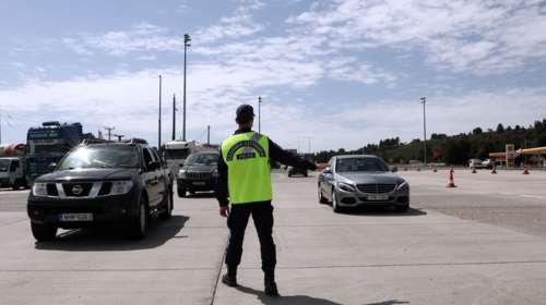 Τούρκος οδηγός έπεσε σε μπάρα διοδίων με 192 χλμ, έβγαλε χαλάκι για να προσευχηθεί που σώθηκε...και μετά επιτέθηκε στους πυροσβέστες