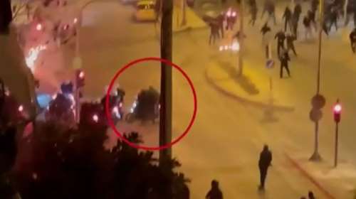 Νέα Σμύρνη: Στο κυνήγι του &quot;Ινδιάνου&quot;  η ΕΛΑΣ - Ο χούλιγκαν που έτρεξε 100 μέτρα και έριξε τον αστυνομικό από τη μοτοσικλέτα