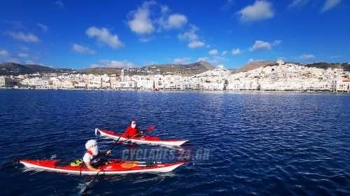 Σύρος: Με κανό καγιάκ πήγε φέτος στο νησί ο Άγιος Βασίλης - Ποιον κωδικό έστειλε για τη μετακίνηση [Βίντεο]