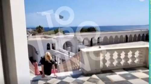 Έλενα Πολυχρονοπούλου: Γονυπετής στην Τήνο για να εκπληρώσει το τάμα της, μετά την αποφυλάκιση