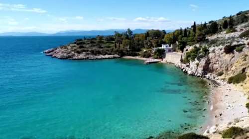 Βαρδάρης: Η κρυφή παραλία της Αττικής με τα καταγάλανα νερά και το &quot;σαλονικιώτικο&quot; όνομα [βίντεο]
