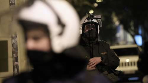 Εξάρχεια: Βρέθηκαν πιστόλια και χειροβομβίδες σε διαμέρισμα - Την πληροφορία έδωσε μια 80χρονη