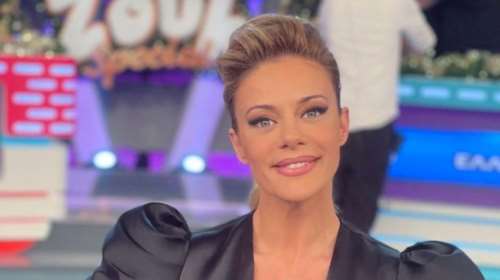 Ζέτα Μακρυπούλια: Η εμφάνιση με crop top που ανέδειξε τους καλλίγραμμους κοιλιακούς της