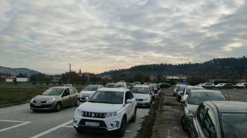 Κορονοϊός: Κοσμοσυρροή και ...μποτιλιάρισμα στα Τρίκαλα για τα drive through rapid τεστ [εικόνες]