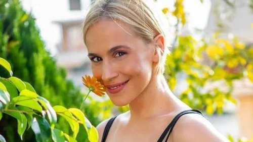 Νάντια Μπουλέ: Φωτογραφίζει την 4χρονη κόρη της με φόντο το πανέμορφα στολισμένο δέντρο τους