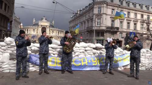 Συγκλονιστικό: Μπάντα του ουκρανικού Ναυτικού παίζει το "Don't Worry, Be Happy" στα οδοφράγματα της Οδησσού [Βίντεο]