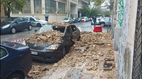 Παραλίγο τραγωδία στο Μεταξουργείο: Κατέρρευσε στέγη στην οδό Μυλλέρου