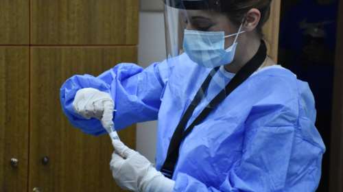 Ανησυχία στον Βόλο: Θετική στον κορονοϊό συνεργάτιδα του Μπέου στο δημαρχείο