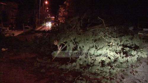 Ισχυροί άνεμοι σάρωσαν Θεσσαλία, Ήπειρο και Εύβοια: Ανεμοστρόβιλος στην Άρτα, ανετράπη νταλίκα στην Εγνατία Οδό [βίντεο]