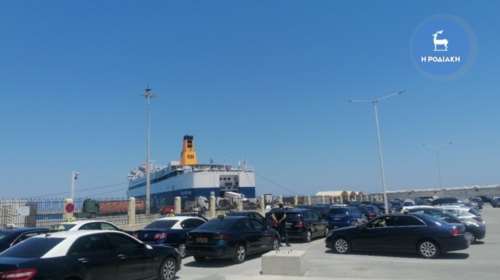 Χάος στο λιμάνι της Ρόδου: Οδηγοί ταξί δεν αφήνουν οδηγούς Uber να αποβιβαστούν από το πλοίο